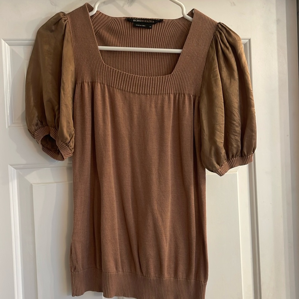 BCBG MAXAZRIA tan silk sleeve blouse
